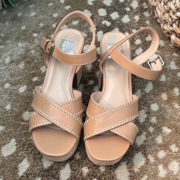 Dolce Vita Tan Platform Sandal - Picture 1 of 4